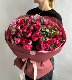 Букет "Adriano" из малиновых пионовидных спрей роз и эвкалипта 