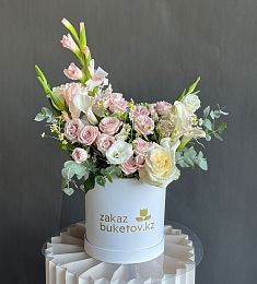 Композиция "Анджелина" из калл, роз, гладиолусов, ромашек и роз