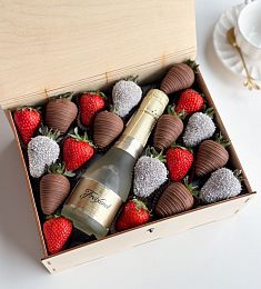 Клубничный бокс с шампанским "Восхищение"