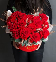 Композиция "Таинственный Вихрь" из красных роз и нобилиса в коробке