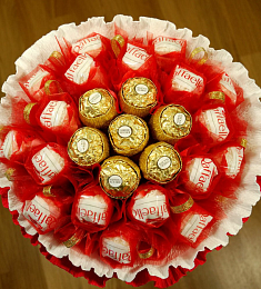 Букет из конфет "Балерина" с Raffaello и Ferrero Rocher