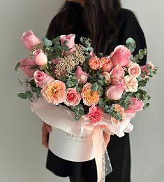 Композиция "Madeleine" из гвоздик, роз и эвкалипта