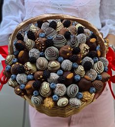 Клубничная корзина "Posh" клубника в шоколаде с орехами и свежими ягодами