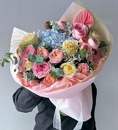 Букет "Samaria" из гортензии, роз и антуриума