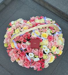 Букет "Портофино" композиция из роз и лизиантусов в корзине