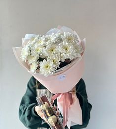 Сет "Лола" из хризантем и клубники  в шокладе