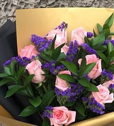 Букет "Лесная сказка" из роз и Статицы