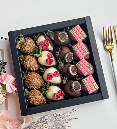 Клубничный бокс "Притяжение" клубника в белом и молочном шоколаде