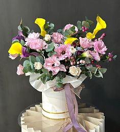 Композиции "Passionella" из калл, лизиантусов и спрей роз в коробке