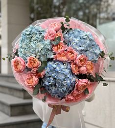 Букет "Сюр" из гортензий из  пионовидных спрей роз