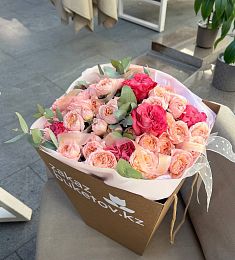 Букет "Селин" из роз и эвкалипта в брендированном пакете