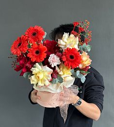 Композиция "Опера" из гербер, гвоздик и роз в коробке