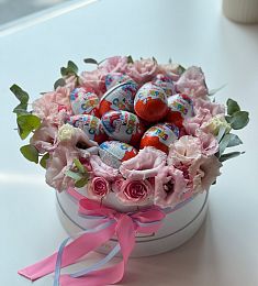 Букет в коробке "Персиковое наслаждение" из лизиантусов и роз