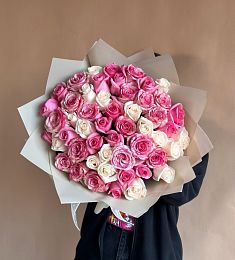 51 белая и розовая роза в букете