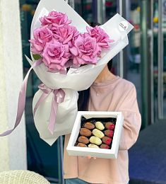 Сет "Финики и розы" моно букет из роз и коробка фиников в шоколаде