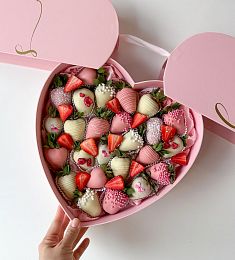 Клубничный бокс "Крылья счастья" М клубника в итальянском шоколаде