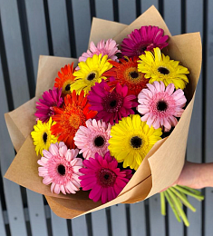 Букет из 15 ярких гербер микс