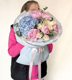 Букет "Сказочное мгновение" из гортензии, пионов и роз