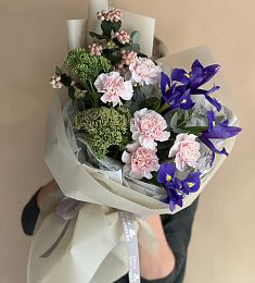 Композиция "Искорка" из гвоздики, ирисов и голландской зелени