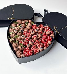 Клубничный бокс "Изобилие" клубника, голубика и гранат в молочном шоколаде