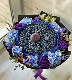 Букеты из ягод и цветов "Чёрная галактика"