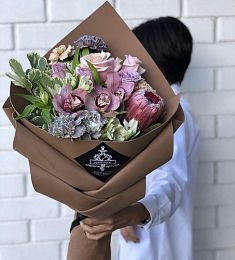 Композиция "Инвиктус" из гвоздик, протей, альстромерий и роз