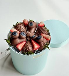 Клубничный бокс "Ева" клубника и голубика в шоколаде с нарезанной свежей клубникой