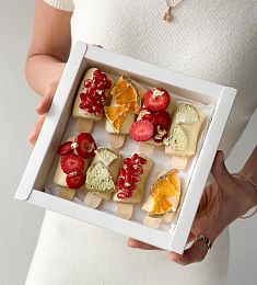 Банановый бокс "Жания" бананы в итальянском шоколаде с оригинальным декором