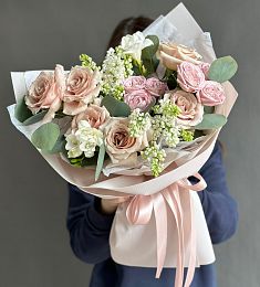 Композиция "Nilsa" из роз, сирени и фрезии