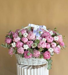 Композиция "Пояс Венеры"  из 51 пиона и хлопка в корзине