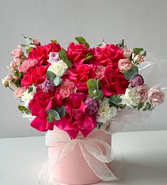 Композиция "Ethereal Opulence" из роз, гвоздик  пионов в коробке
