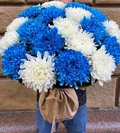 Букет "Небо Лондона" из синих и белых крупных хризантем 
