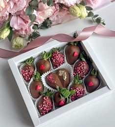 Клубничный бокс "Любимка" клубника в молочном шоколаде и шоколадное сердце