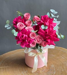 Композиция "Романтический взгляд" из роз и эвкалипта в коробке