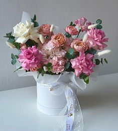 Композиция "Enigmatic Bloom" из гортензии, гвоздик и роз