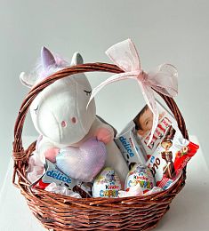 Подарочная корзина "Compliment" игрушечный единорог и сладости