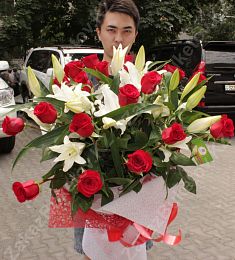 Букет "Красочный фонтан" из лилий и роз