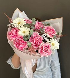 Композиция "Сказочные сны" с розой, герберой и зеленью