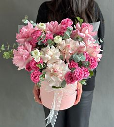 Композиция "Cosmic Bloom" из роз и ранункулюсов в коробке