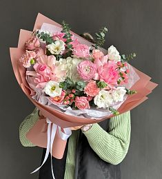 Композиция "Elysium" из гортензии, гвоздик, ранункулюса, роз и лизиантусов