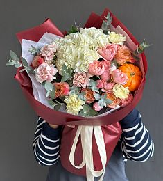 Композиция "Осенний джаз" из гортензии, гвоздик и роз с кукурбитой