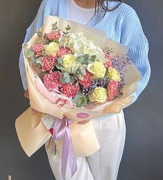 Композиция "Нежная Афина" з гвоздик, гортензии и роз