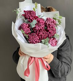 Букет "Осенний вальс" из хризантем бигуди и эвкалипта