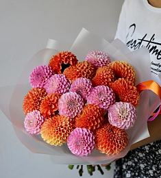 Букет из 15 ярких георгинов