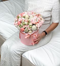 Клубничный бокс с цветами "Энн"