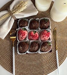 Клубничный бокс "Гранат" клубника в молочном и розовом шоколаде