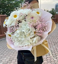 Букет "Passion" из гортензий, ромашек и хризантем