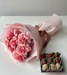 Сет "Розы и клубника" моно букет из роз и коробочка клубники