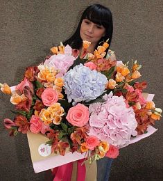 Букет "Мгновения счастья" из гортензий, лизиантусов, альстромерий, и роз