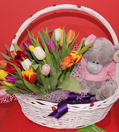 Корзина с мишкой Тедди и тюльпанами